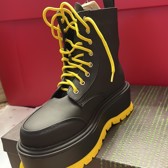 Unique Size 8 black and yellow combat boot - Picture 2 of 2